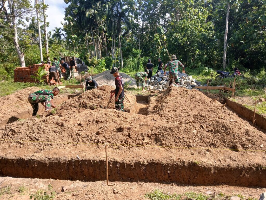 Semangat Gotong Royong Menggema, Pengerjaan Pondasi Rumah TMMD Ke-128 di Andowia Terus Dikebut ‎  ‎