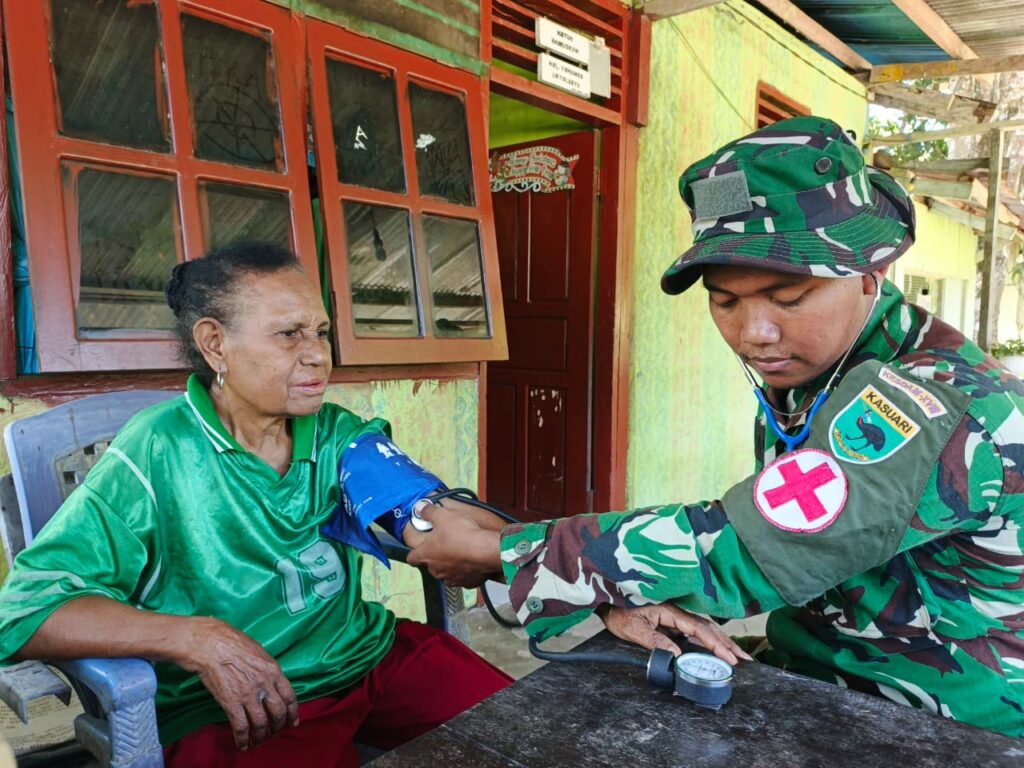 Satgas TMMD ke-128 Kodim 1801/Manokwari Berikan Layanan Kesehatan Gratis di Kampung Tanah Rubuh