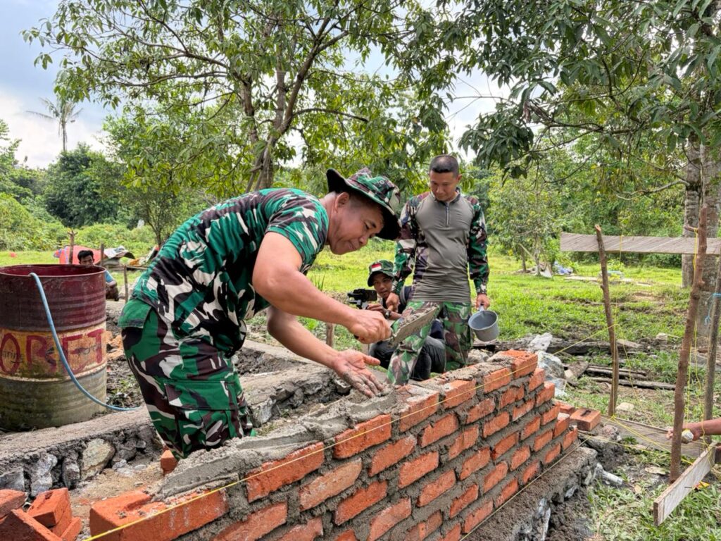 Dari Seragam ke Sekop, Mayor Inf Mapatoba Pimpin Aksi Nyata Bangun MCK di Amolame
