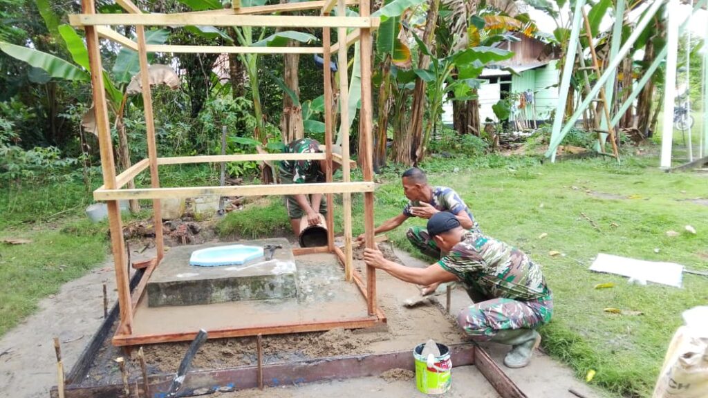 Sentuhan Tangan Terampil, Pengecoran MCK TMMD Ke-128 Terus Dikebut