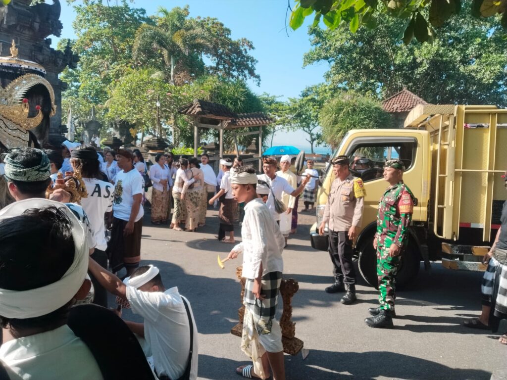 Babinsa Kawan Jenguk Kepling Puri Kanginan yang Sakit.