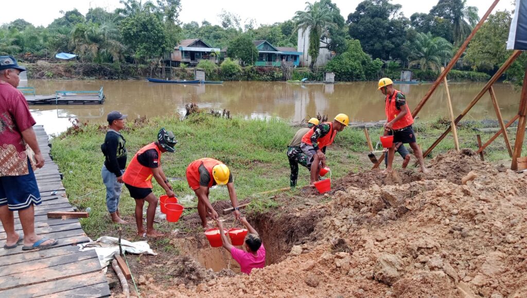 Pelibatan Babinsa Bunutin dalam Kegiatan Persiapan Piodalan