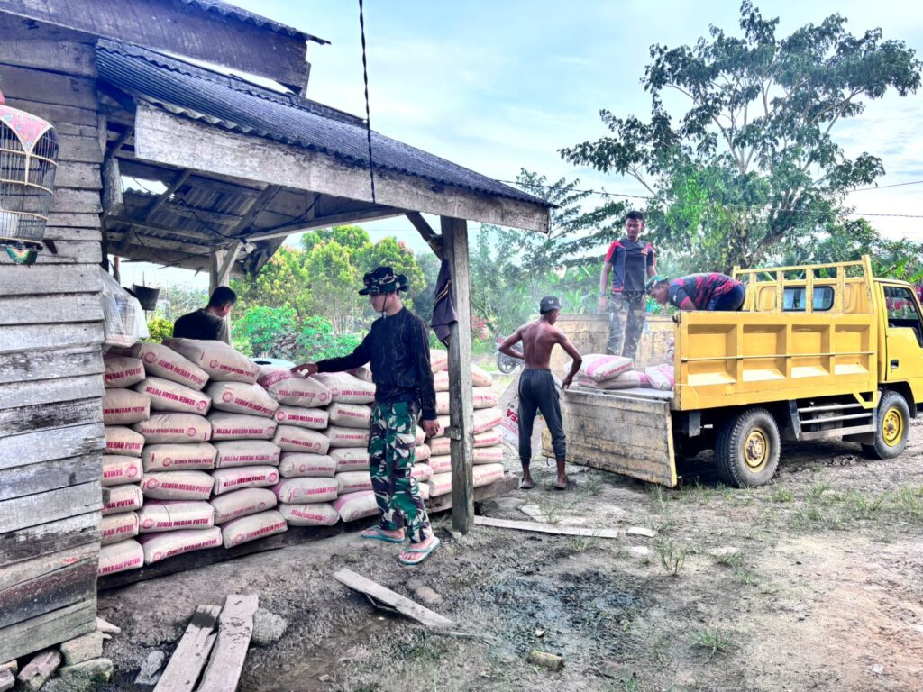 Penurunan Material untuk Jembatan Gantung Printis Garuda oleh Kodim 0426