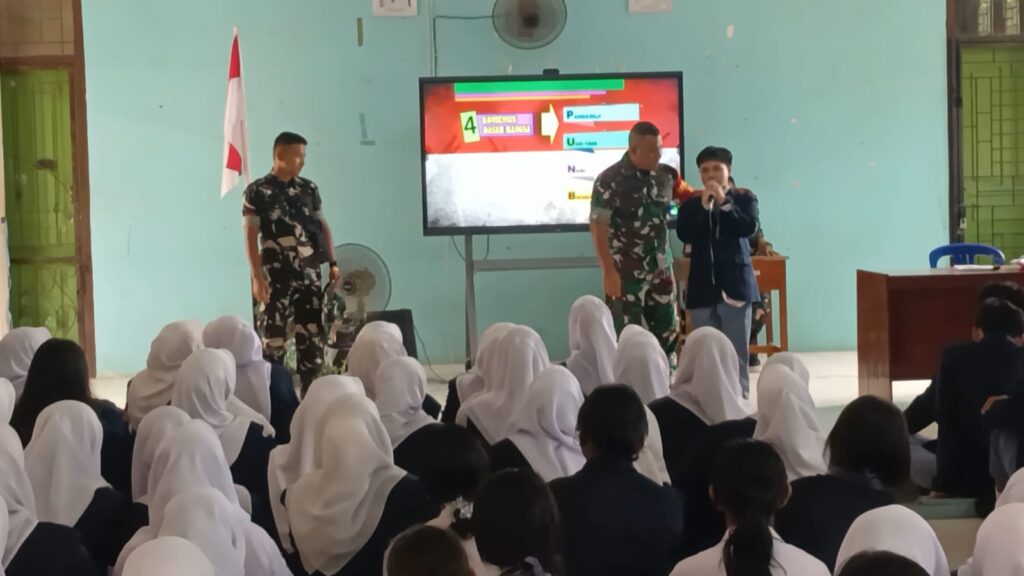 Antusias Siswa Menerima Sosialisasi Wawasan Kebangsaan oleh Dandim 1014/Pbn  Pangkalan Banteng – Dalam rangka kegiatan TMMD Ke-128, Kodim 1014/Pbn melaksanakan sosialisasi wawasan kebangsaan (wasbang) kepada siswa-siswi SMAN 1 Pangkalan Banteng, Senin (27/04/2026). Kegiatan ini dipimpin langsung oleh Dandim 1014/Pbn sebagai upaya menanamkan nilai-nilai cinta tanah air sejak dini.  Dalam penyampaiannya, Dandim menekankan pentingnya generasi muda memiliki semangat nasionalisme dan karakter kebangsaan yang kuat di tengah tantangan zaman. “Melalui kegiatan ini, kami berharap para siswa semakin memahami pentingnya menjaga persatuan dan memiliki rasa tanggung jawab terhadap bangsa,” ujarnya.  Kegiatan berlangsung interaktif dan mendapat respon positif dengan antusias siswa yang tinggi selama mengikuti sosialisasi. Para siswa tampak aktif bertanya dan menyimak materi yang diberikan.  Salah satu siswa mengungkapkan rasa senangnya mengikuti kegiatan tersebut. “Kami sangat antusias karena materi yang disampaikan mudah dipahami dan menambah wawasan kami tentang pentingnya mencintai tanah air,” katanya.  Sosialisasi ini menjadi bagian dari program non-fisik TMMD Ke-128 yang bertujuan membangun karakter generasi muda, sekaligus mempererat hubungan antara TNI dan masyarakat, khususnya di lingkungan pendidikan.