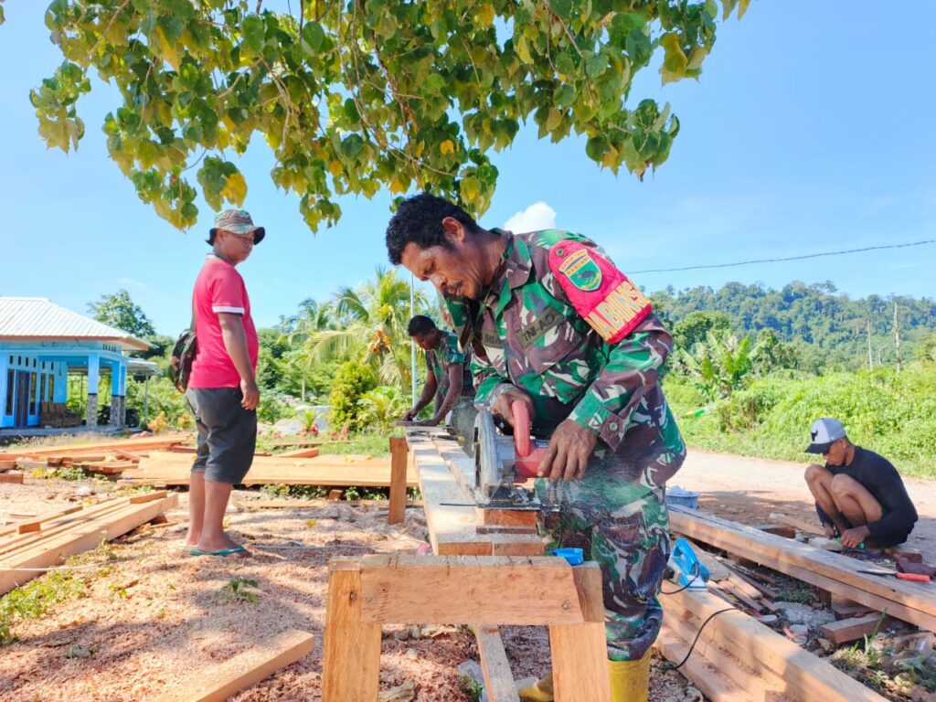 Masuk Tahap Kusen, Satgas TMMD ke-128 Kodim 1801/Manokwari Percepat Pembangunan Rumah Warga