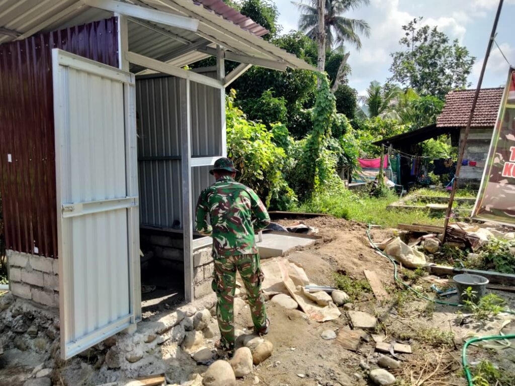 Pembangunan MCK TMMD Ke-128 Kodim 1306/Palu Masuki Tahap Pemasangan Kloset di Sausu Trans