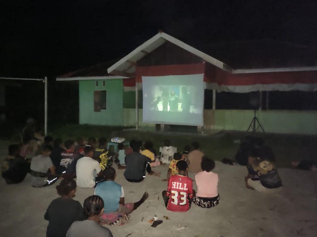 Nobar Film Perjuangan, Satgas TMMD ke-128 Kodim 1801/Manokwari Hibur Warga Tanah Rubuh