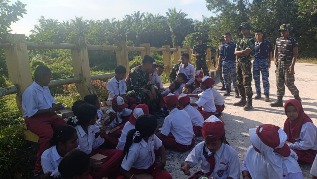 Keceriaan Anak Desa Sungai Hijau Mengiringi Kegiatan TMMD Ke-128