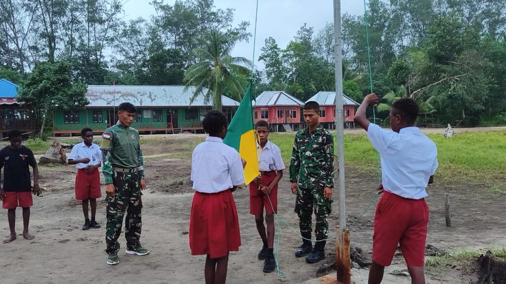 Satgas TMMD Dampingi Latihan Upacara Hardiknas di SD Naena Keakwa