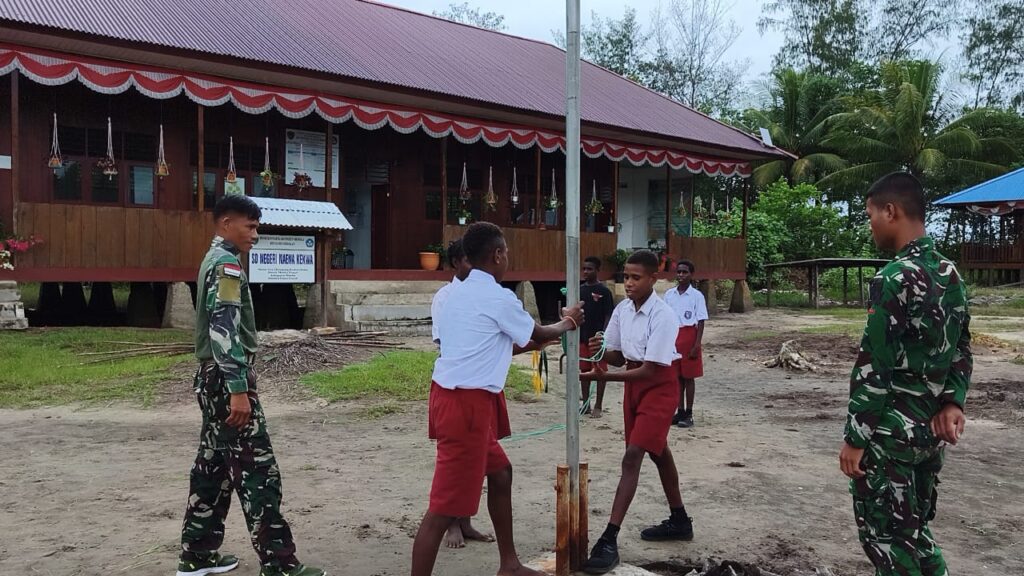 Tanamkan Disiplin dan Cinta Tanah Air, Satgas TMMD Latih Siswa SD Naena Keakwa