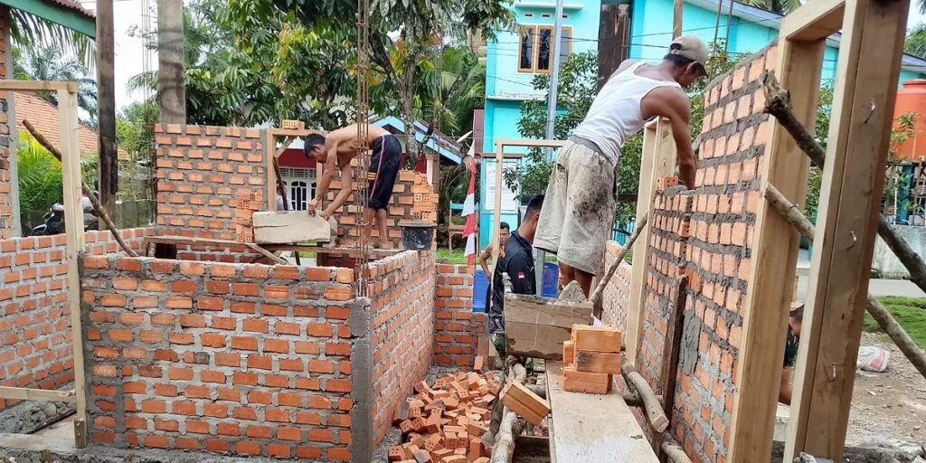 Gotong Royong Satgas TMMD dan Warga, Rehab RTLH di Lahat Hampir Capai Tahap Atap