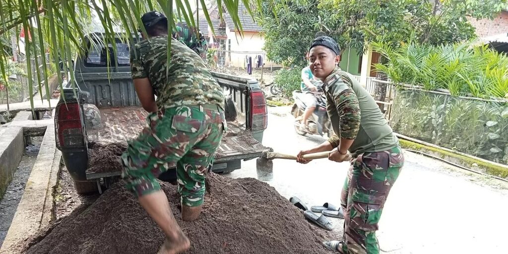Gotong Royong Angkut Pasir, Satgas TMMD 128 Kodim 0405/Lahat Percepat Pembangunan