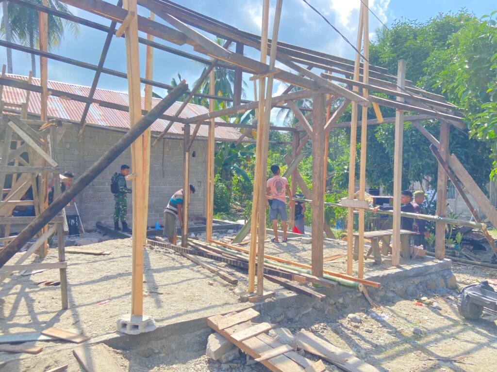 Pembangunan RTLH TMMD ke-128 di Sausu Trans Masuki Tahap Pemasangan Kerangka Rumah