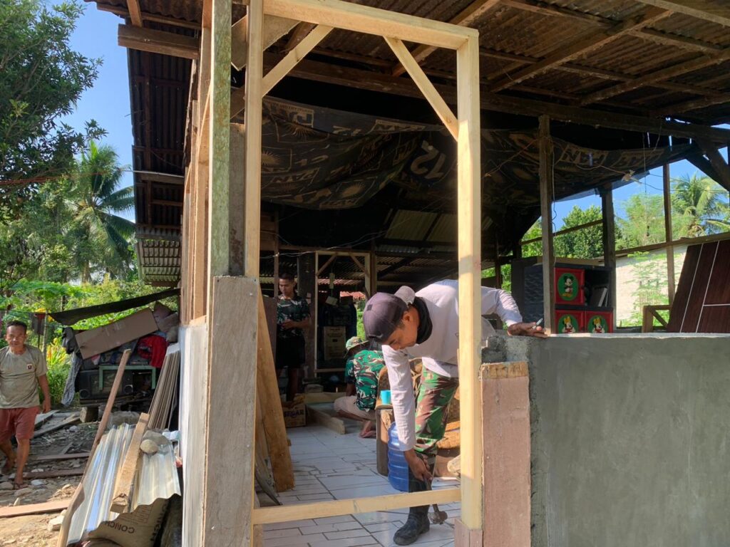 Satgas TMMD ke-128 Kodim 1306/Palu Teliti Pasang Kusen Pintu Rumah Warga