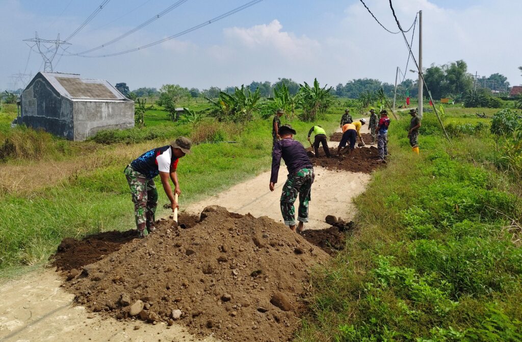 Semangat Gotong Royong Warnai TMMD ke-128 di Desa Slempit