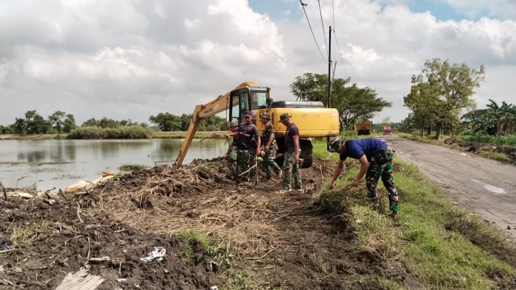 Gotong Royong Warnai Normalisasi Waduk Lingsir oleh TMMD 128