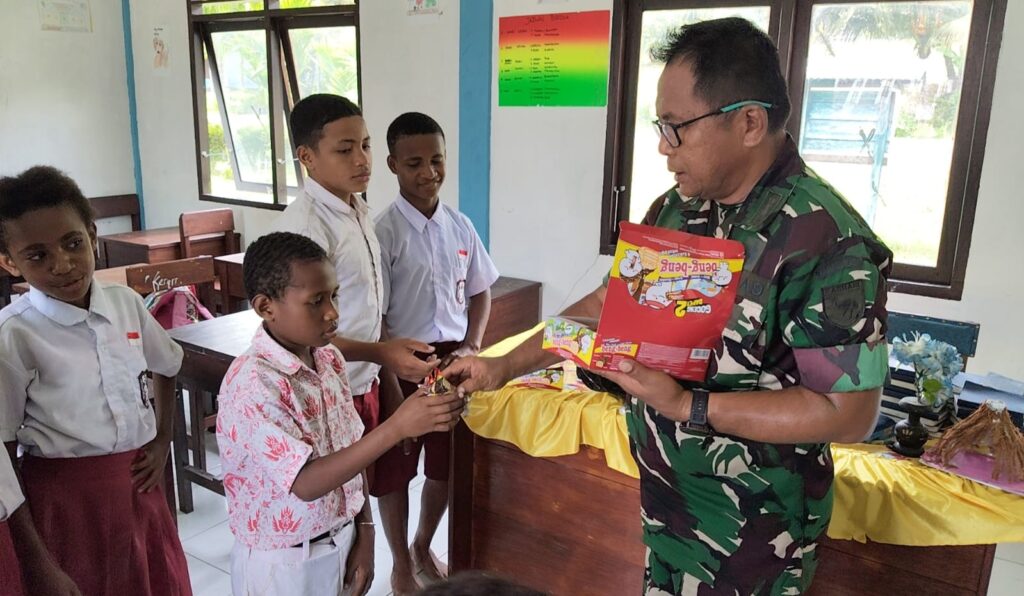 Satgas TMMD Kodim 1801/Manokwari Tanamkan Wawasan Kebangsaan di SD Inpres 62 Asai
