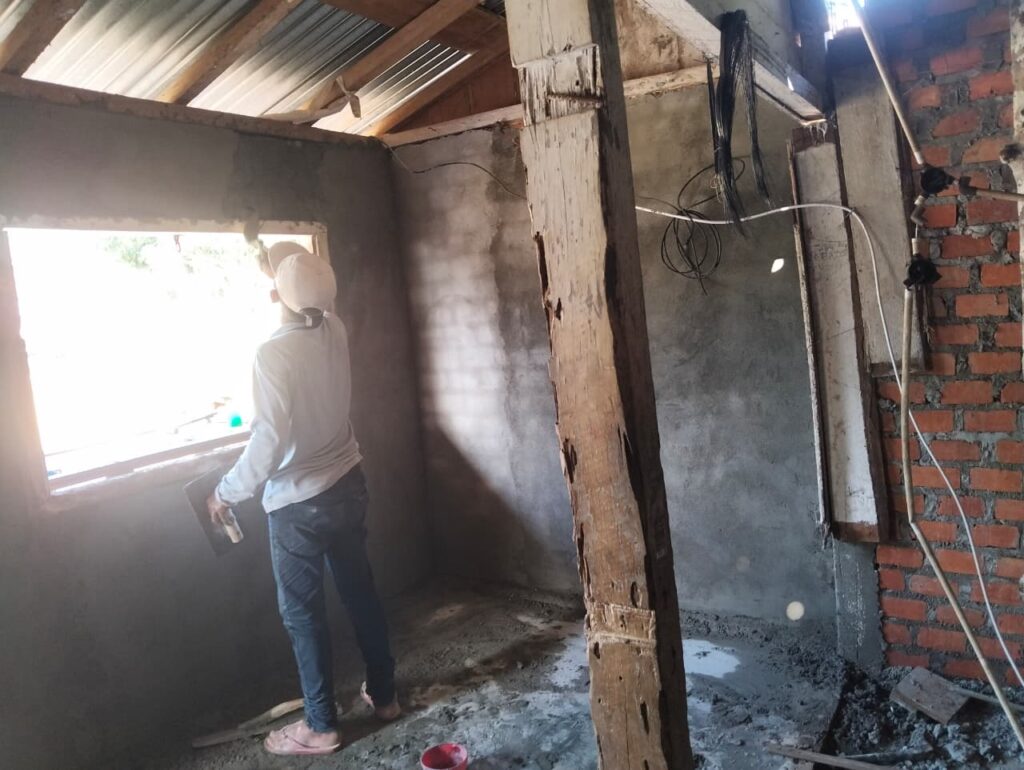 Demi Hunian Nyaman, Satgas TMMD 0405/Lahat Plester Dinding Rumah Warga