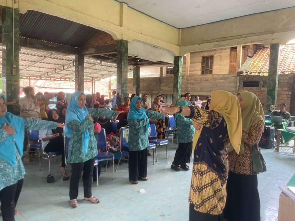 Meriah dan Penuh Canda, Senam TMMD 128 Kodim 0405/Lahat Pererat Kebersamaan Warga
