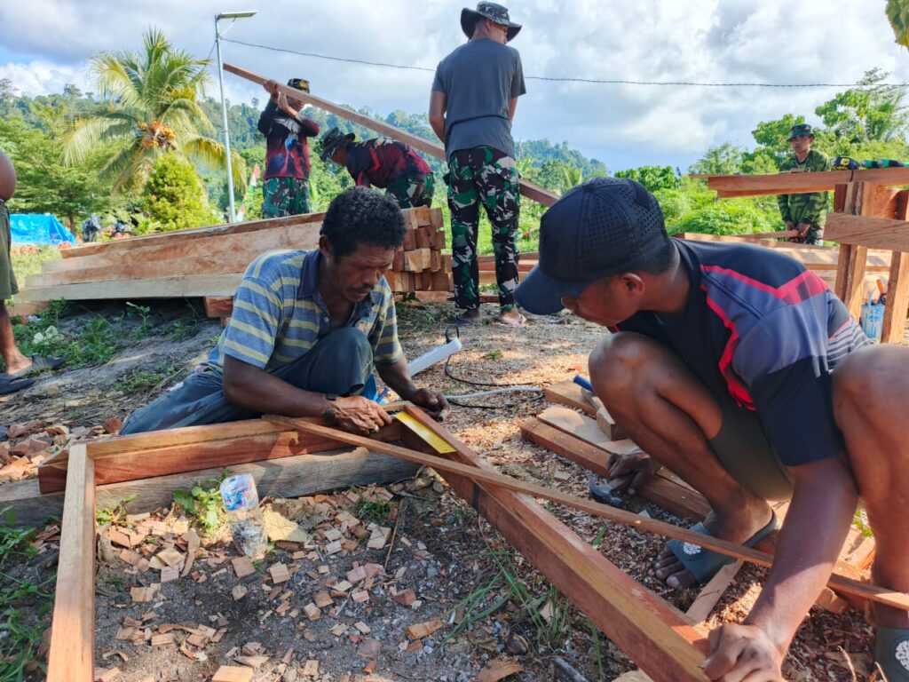 Pastikan Presisi, Satgas TMMD Kodim 1801/Manokwari Bersama Warga Ukur Kusen Rumah