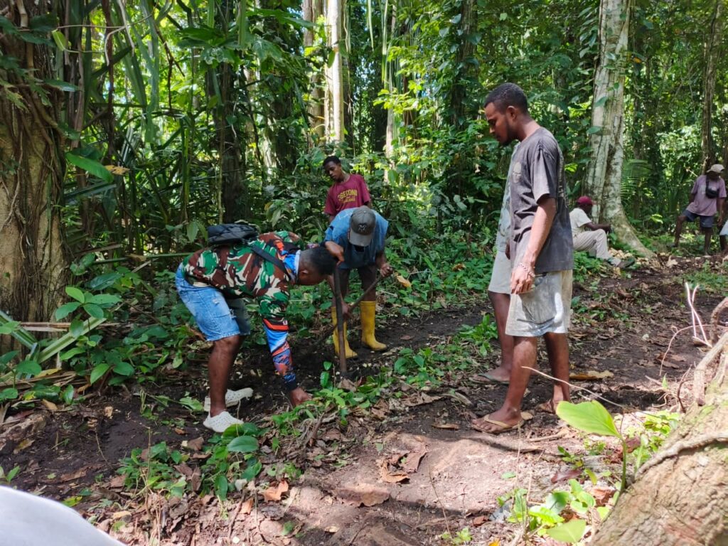 Upaya Satgas TMMD Kodim 1801/Manokwari dalam Membangun Jalan