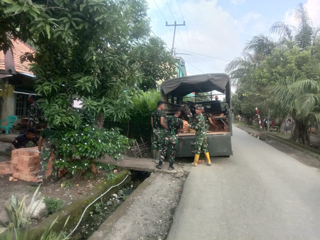 Gotong Royong Angkut Bata, Satgas TMMD dan Warga Percepat Pembangunan RTLH di Kikim Timur