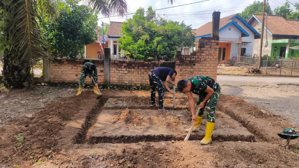 Satgas TMMD Kodim 0405/Lahat Lakukan Penggalian Tanah untuk Pondasi Pos Kamping