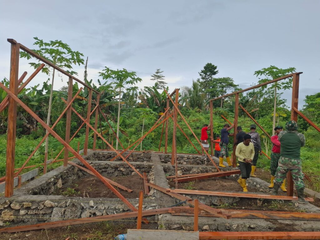 Satgas TMMD Kodim 1801/Manokwari Gotong Royong Bersama Warga Bangun Rumah Layak Huni