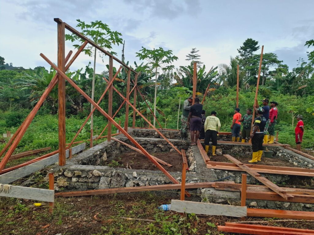 Satgas TMMD Kodim 1801/Manokwari Maksimalkan Persiapan Kayu untuk Struktur Bangunan