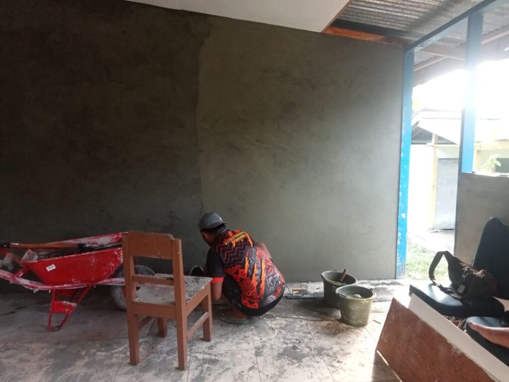 Dinding Gereja ERROI Mulai Dipelaster, Sentuhan TMMD Perindah Rumah Ibadah