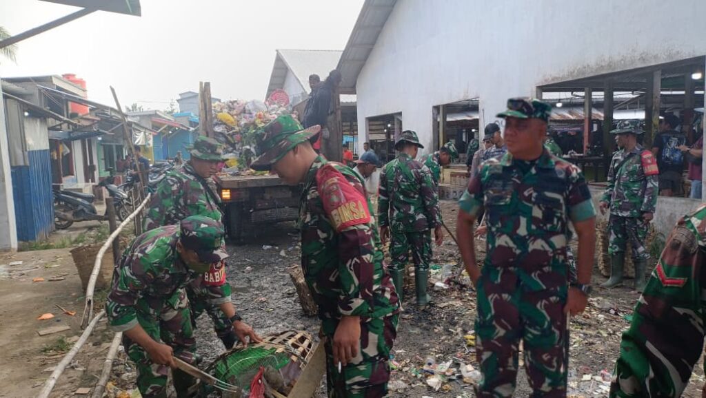 TMMD Ke-128 Wujudkan Lingkungan Sehat, Dandim 1014/Pbn Pimpin Aksi Bersih Pasar Pangkalan Banteng