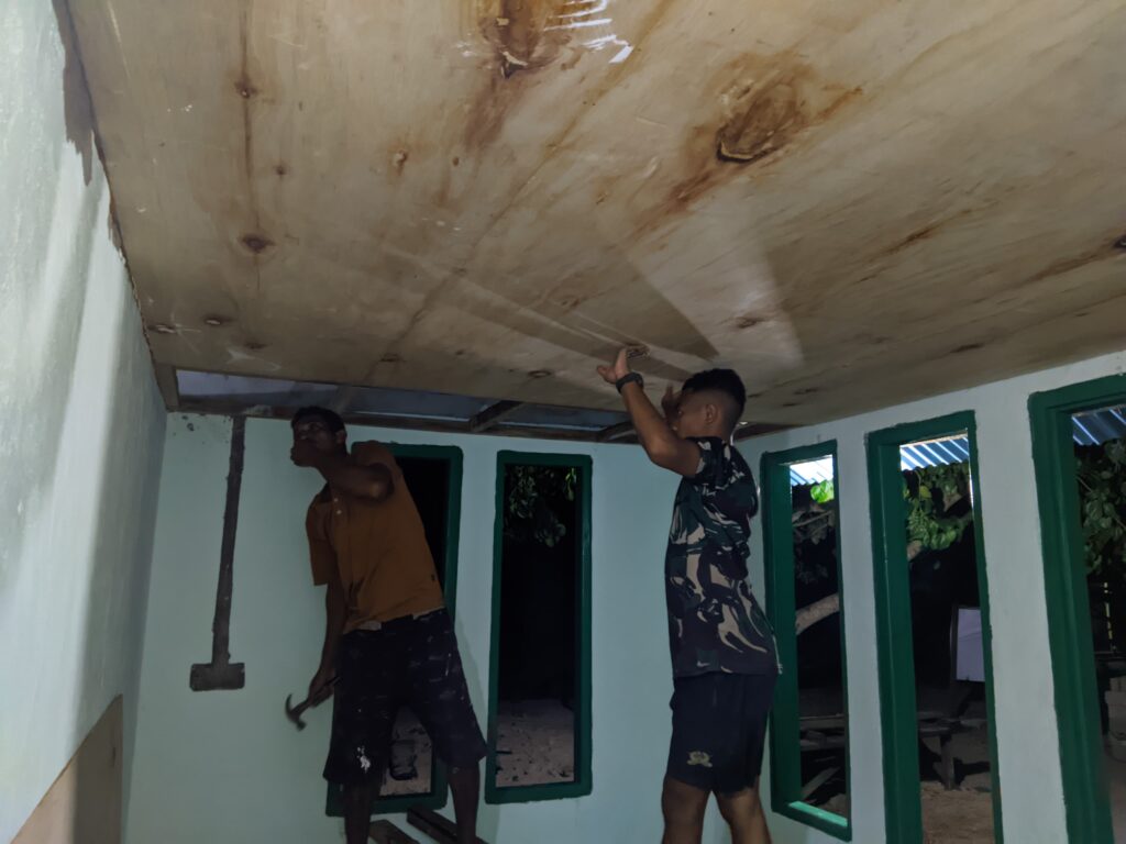 Satgas TMMD Ke-128 Kodim 1511/Pulau Moa Fokus Sempurnakan RTLH Milik Warga Desa Moain
