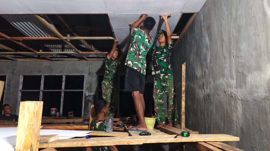 Satgas TMMD Ke-128 Kodim 1511/Pulau Moa Kebut Pemasangan Plafon Perpustakaan SD Desa Moain