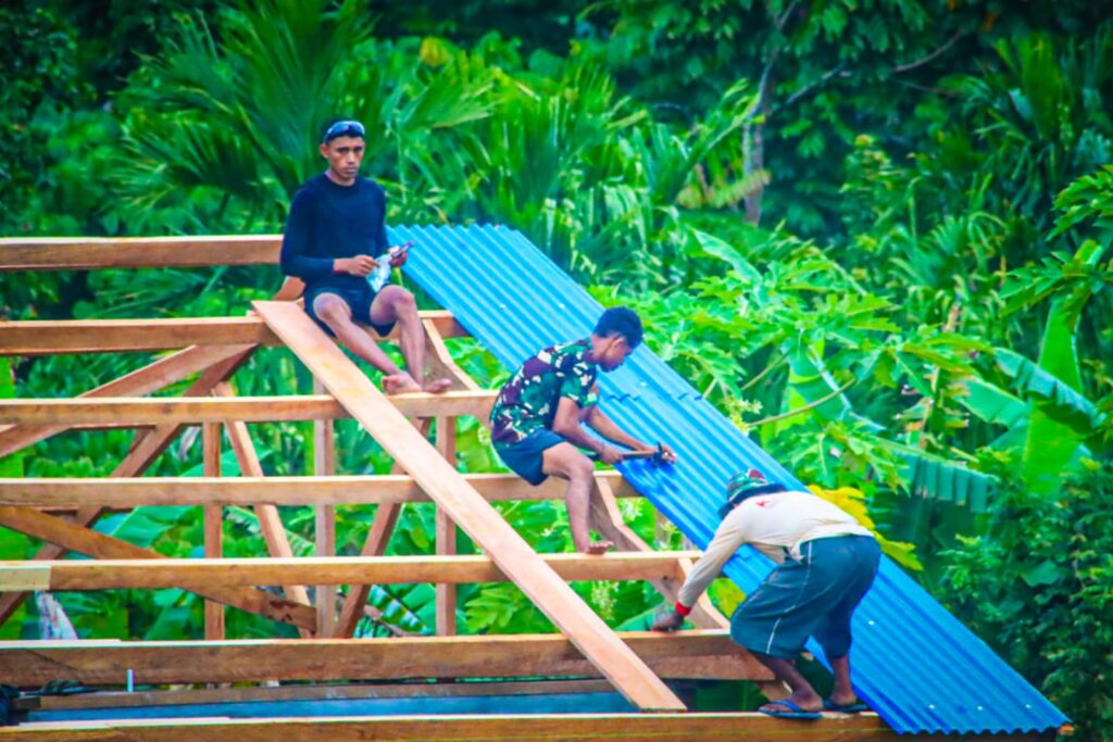 Gotong Royong Satgas dan Warga Warnai Pemasangan Atap Rumah Debida Dowansiba