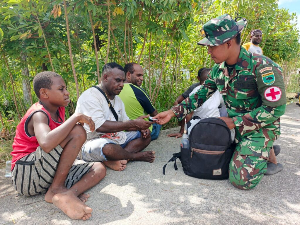 Satgas TMMD Kodim 1801/Manokwari Peduli Kesehatan Warga Kampung Tanah Rubuh