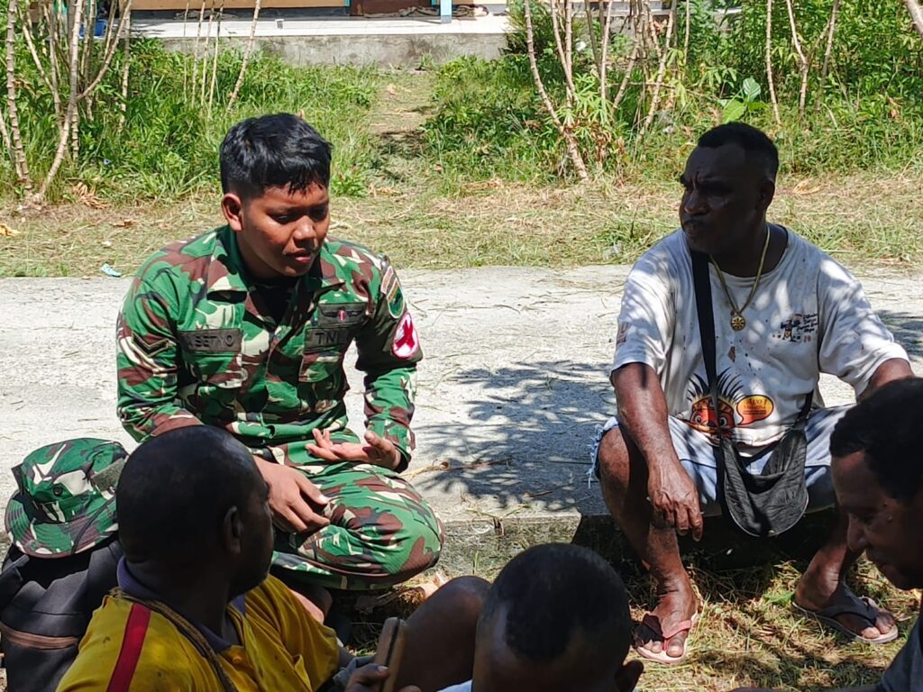 Keliling Dari Rumah ke Rumah, Serda Bagas Pantau Kesehatan Warga