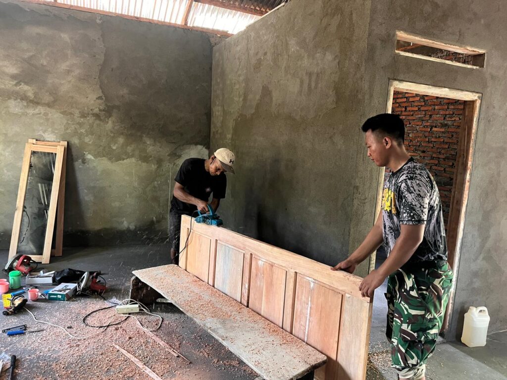 Hampir Masuki Tahap Akhir, Satgas TMMD Ke-128 Kodim 0425/Seluma Pasang Pintu Rumah Ibu Betauna