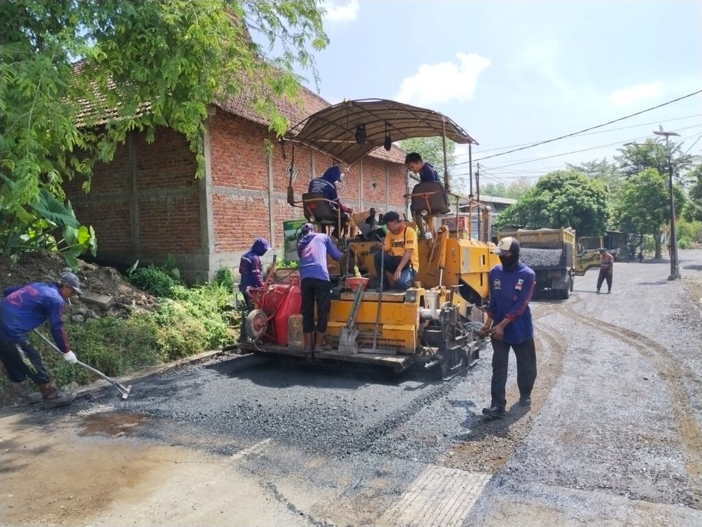 TMMD 128 Kodim Gresik Percepat Pengaspalan Jalan Desa Slempit