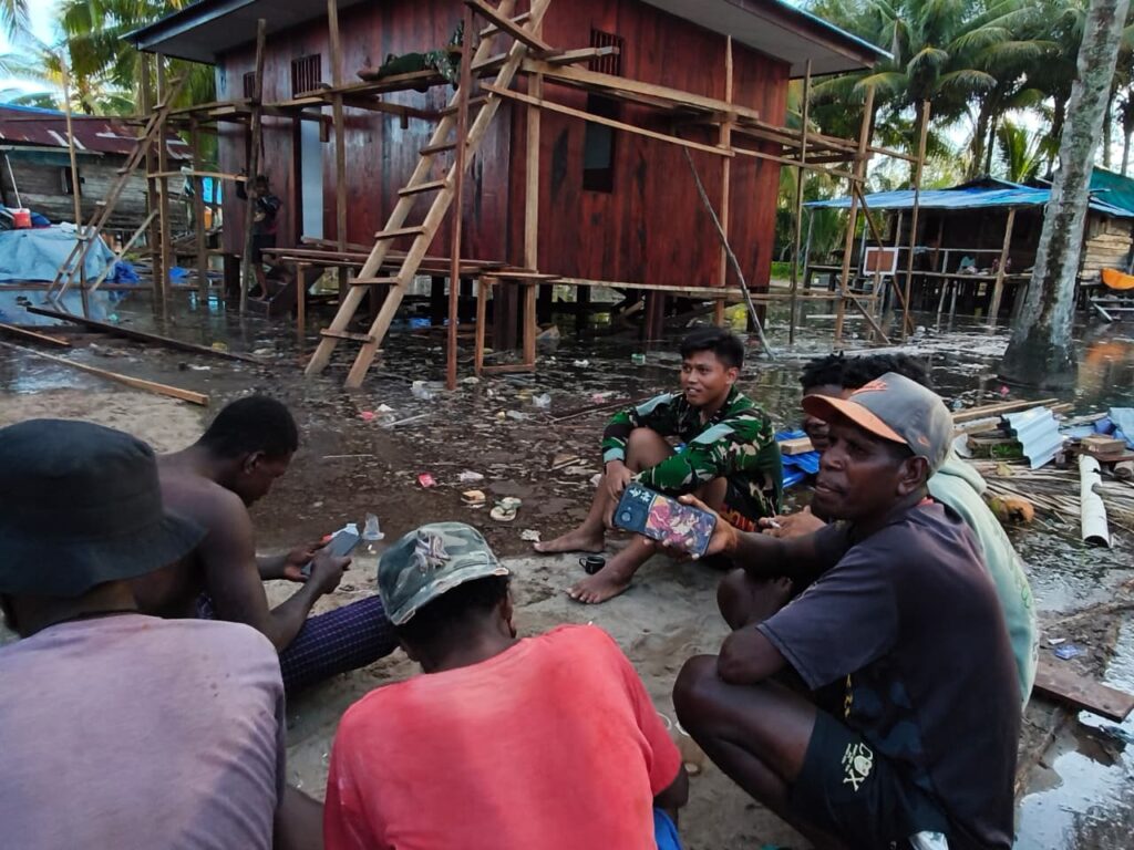 Silaturahmi Satgas TMMD dan Warga Kampung Keakwa Pererat Kebersamaan