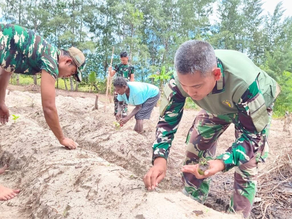 Gotong Royong Satgas TMMD dan Warga Tanam Jagung Demi Ketahanan Pangan