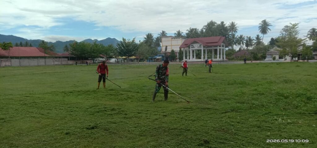 Ciptakan Lingkungan Bersih, Satgas TMMD Potong Rumput Lapangan