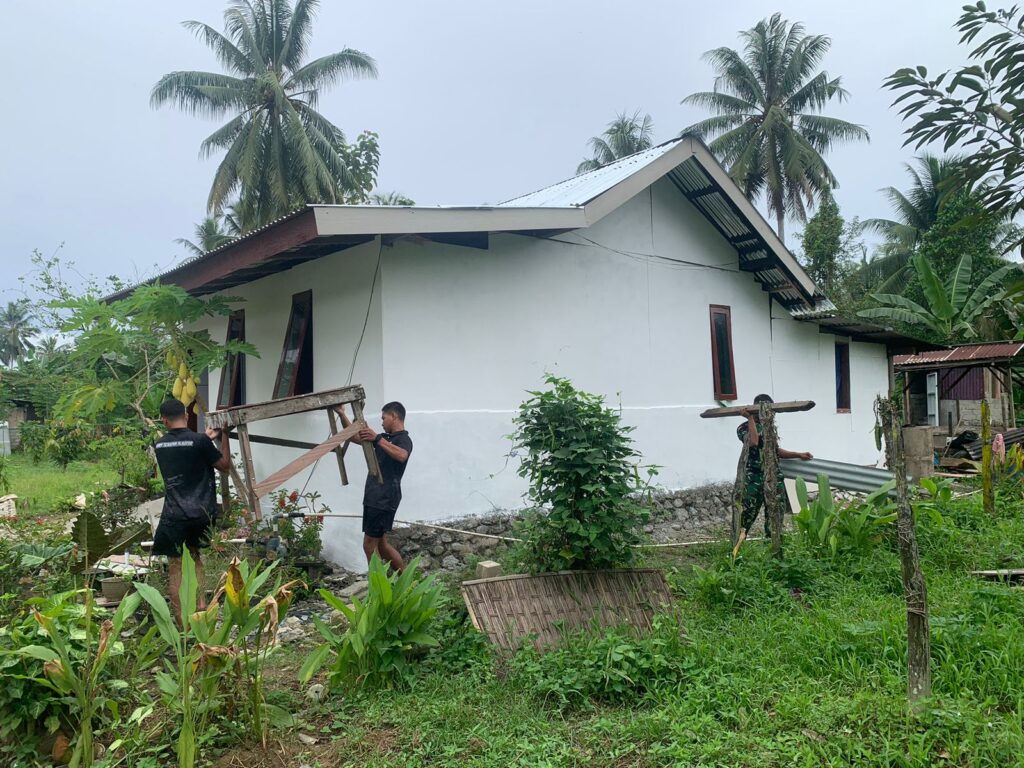 Kerja Sama Satgas TMMD Percepat Pembenahan Rumah Warga