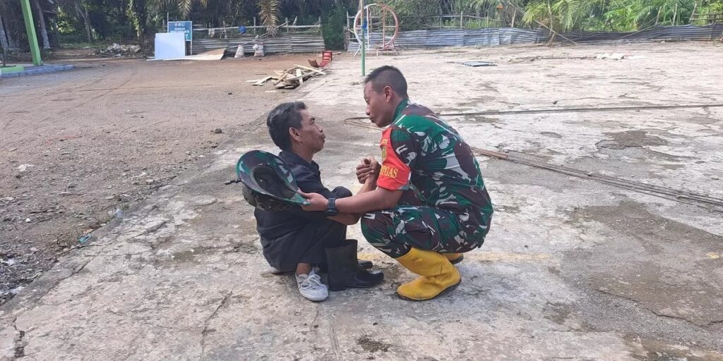 Kebersamaan Dansatgas TMMD dan Warga Pererat Silaturahmi di Lubuk Tampang