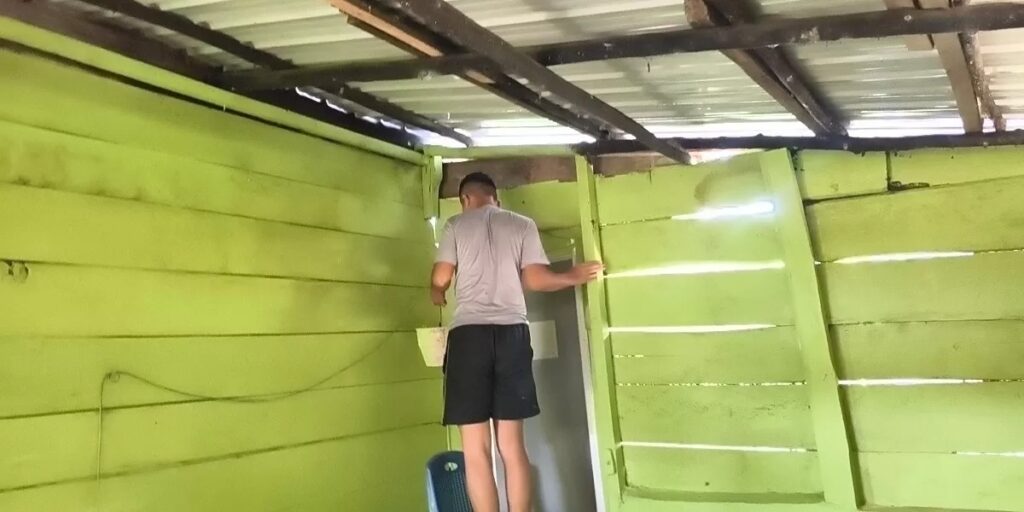 Satgas TMMD Teliti Pasang Pintu Kamar Mandi RTLH Titik 2