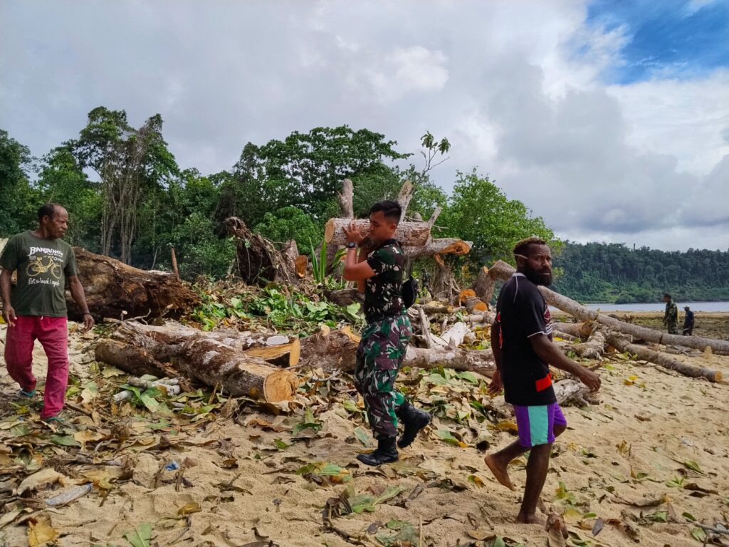 Kebersamaan Satgas TMMD dan Warga Warnai Aksi Bersih Pantai di Tanah Rubuh