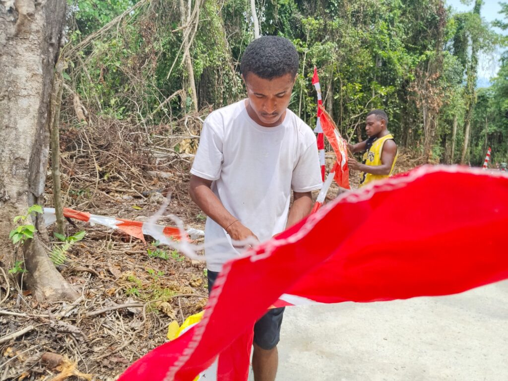 Warga Kampung Tanah Rubuh Antusias Hiasi Lokasi Penutupan TMMD Ke-128