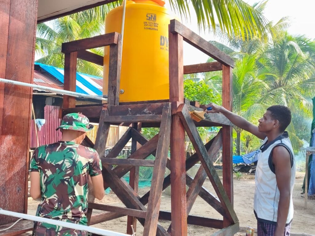 Pengecatan Profil Tank Jadi Tahap Akhir Pembangunan Sarana Air Bersih TMMD