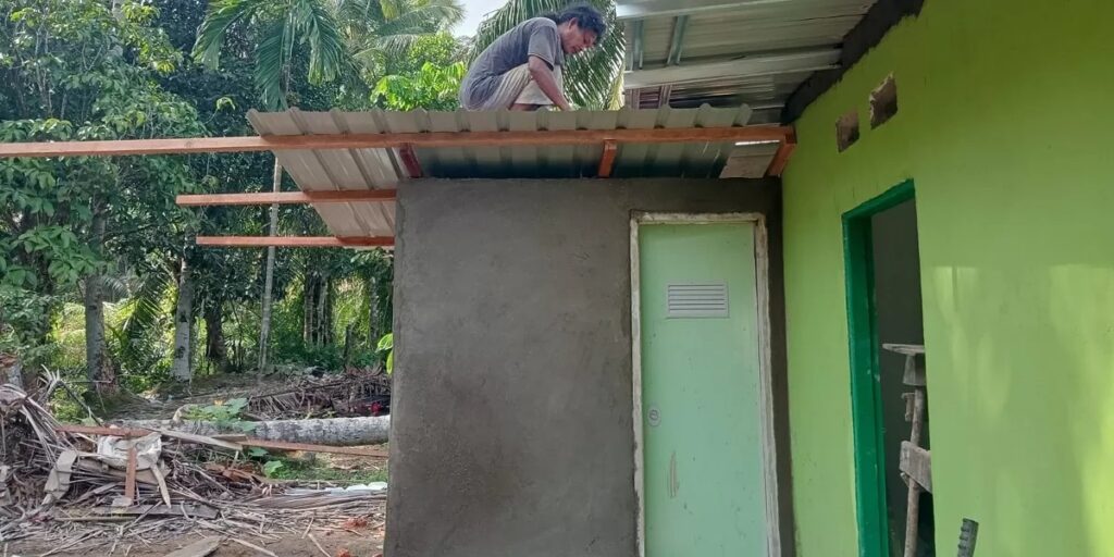 Atap Multiroof MCK RTLH Titik 1 Mulai Dipasang Satgas TMMD