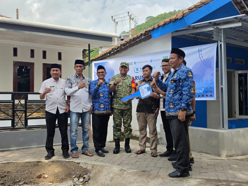 Rumah Selesai Direhab 100%, Dansatgas TMMD 128 Kodim 0623/Cilegon Serahkan Kunci ke Bapak Sandi