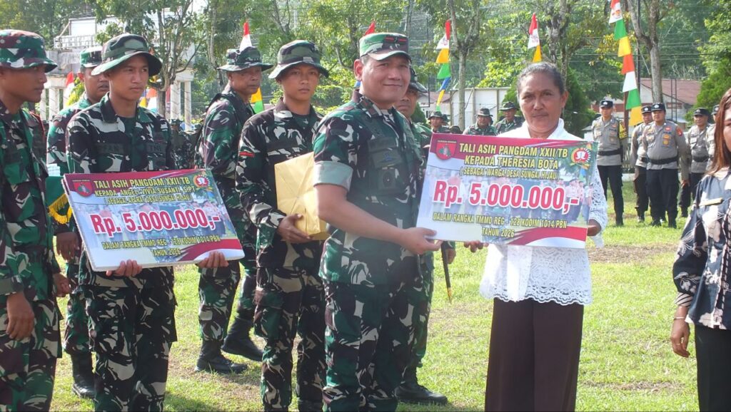 Wujud Kepedulian, Danrem 102/Pjg Serahkan Bantuan Sosial ke Warga pada Penutupan TMMD Ke- 128